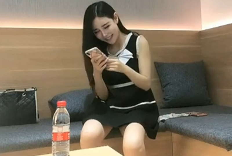 高挑骚妹高颜值让人欲罢不能 高挑骚妹高颜值让人欲罢不能