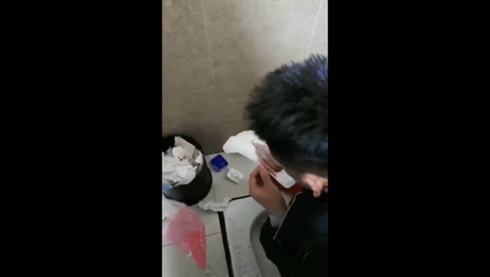 @20209624473 用户上传:在公共厕所翻女生用过的卫生棉舔 @20209624473 用户上传:在公共厕所翻女生用过的卫生棉舔