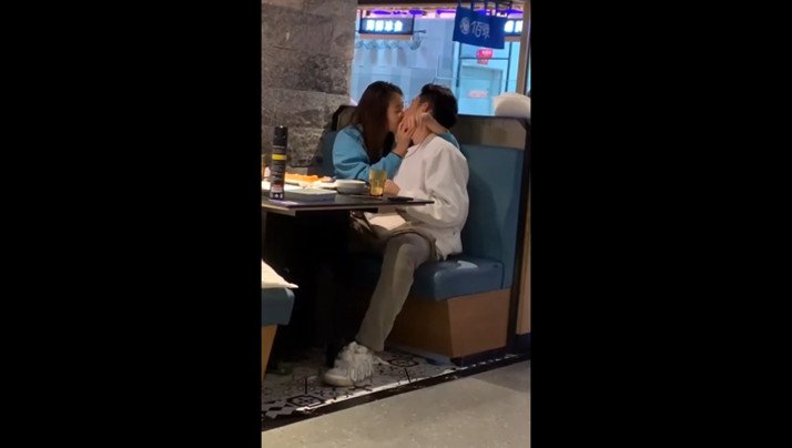 @20205876340 用户上传:大庭广众直接亲 @20205876340 用户上传:大庭广众直接亲