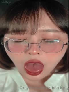 眼镜娘,反差感强。 眼镜娘,反差感强。