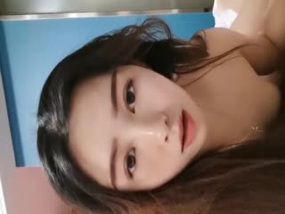 大學妹子全裸自慰啤酒瓶抽插秀的啊