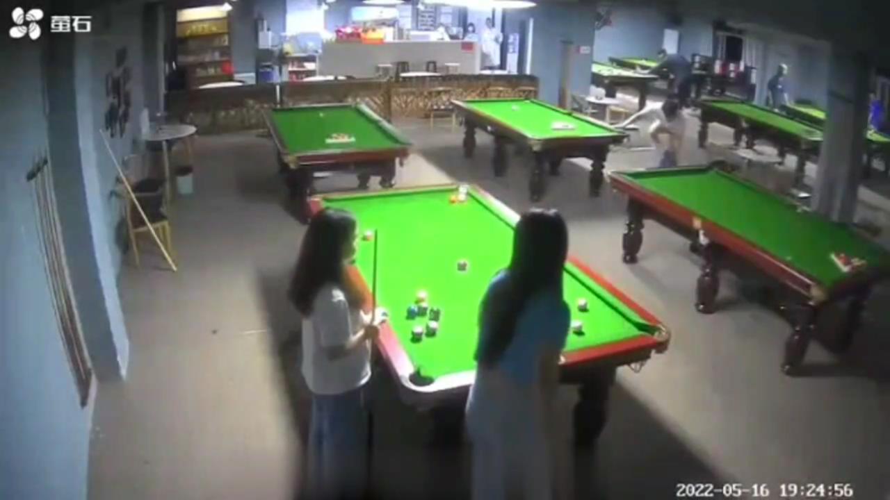 小男孩掏雞巴對著女生打手槍的!