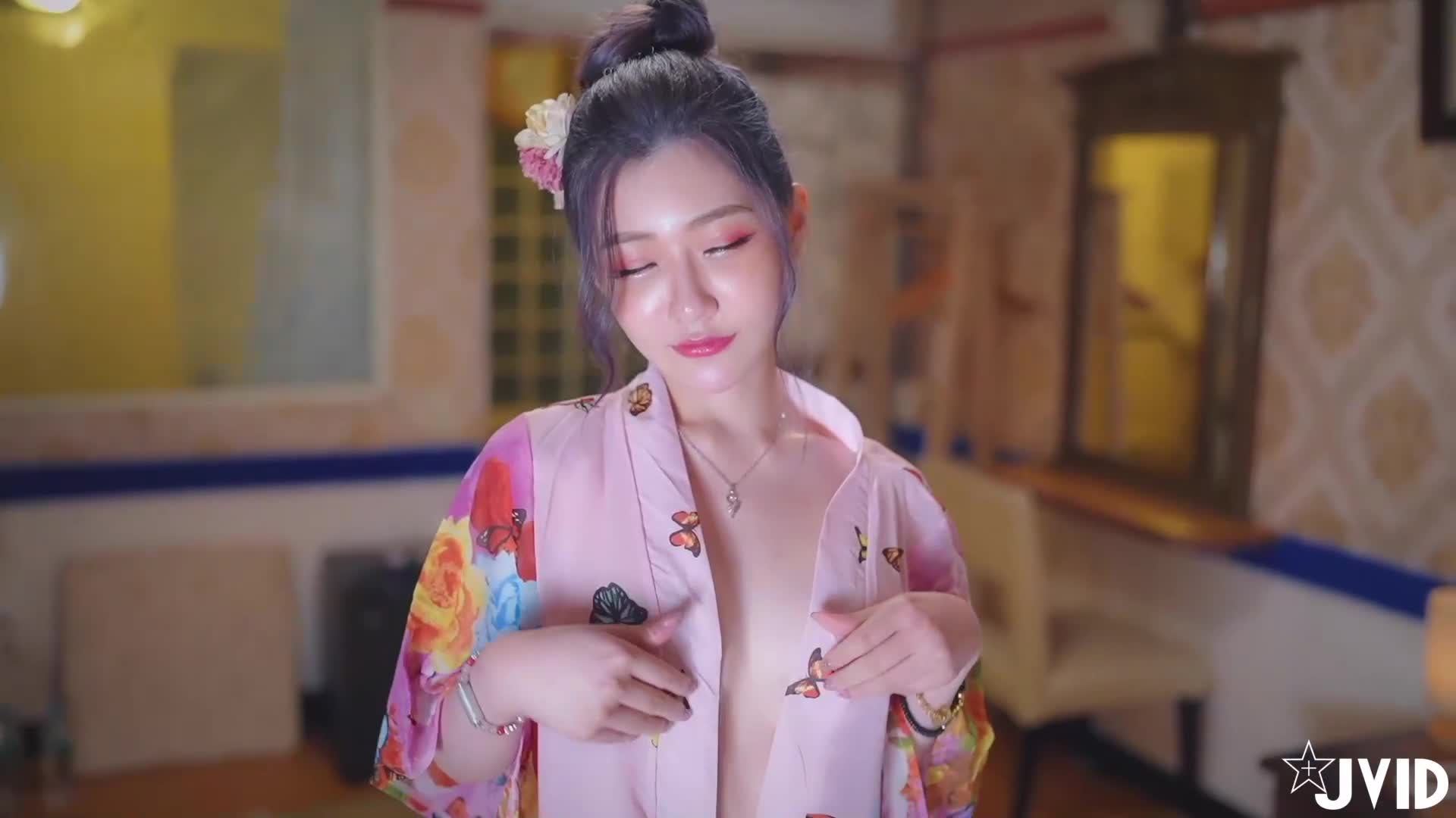 日系的風情櫻花妹裡面什麼都沒穿. 日系的風情櫻花妹裡面什麼都沒穿.